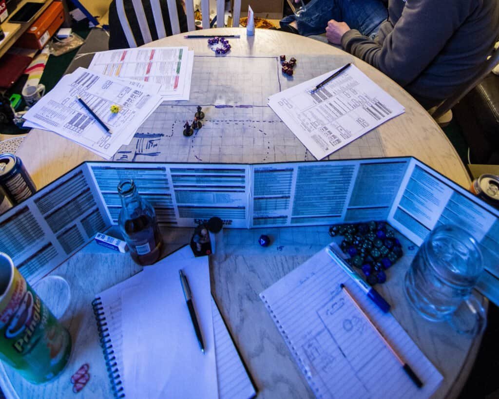 Ширма ведучого настільної рольової гри з записами для підготовки