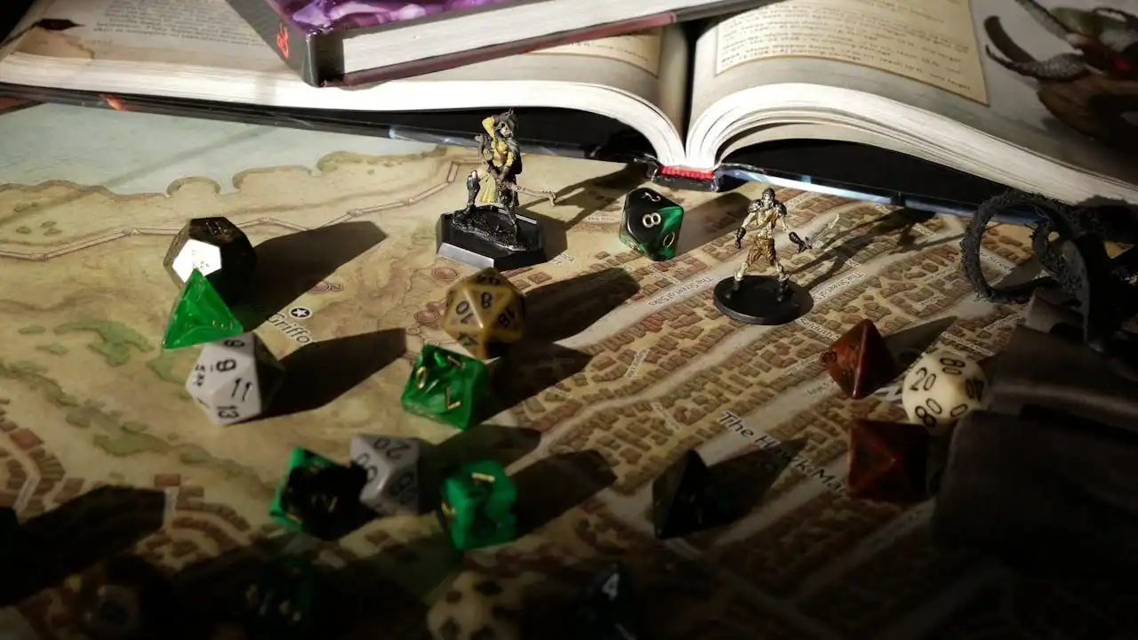 Правила настільної рольової гри та багатогранники на столі